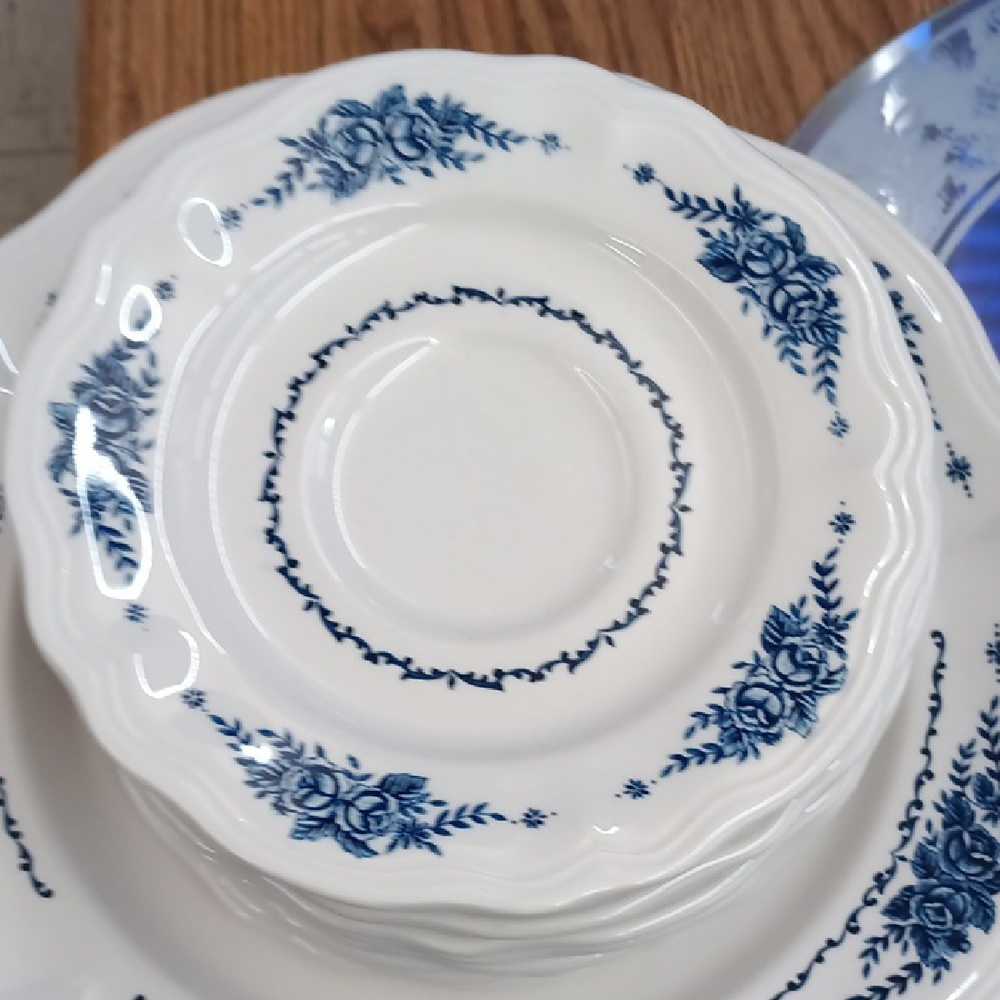 Small Sausers Elegant Blue and White Dinnerware Set Of 8